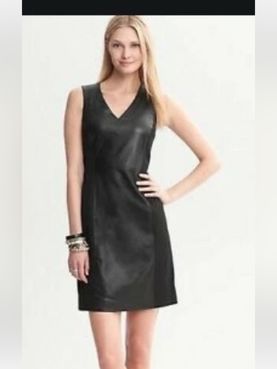 Banana Republic NWT
Womens V Neck Sheath
Black Leather panel dress